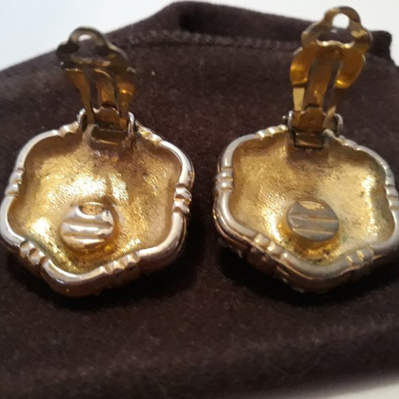 Vintage Nina Ricci Roman head clip earring - Picture 6 of 9